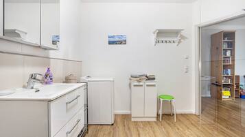 Suihku, hiustenkuivaaja, pyyhkeet