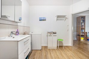 Suihku, hiustenkuivaaja, pyyhkeet