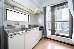 Refrigerador, microondas, placa de cocina, tostadora