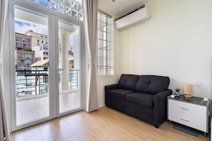 Suite estudio Deluxe, vista a la ciudad | Escritorio, tabla de planchar con plancha y wifi gratis