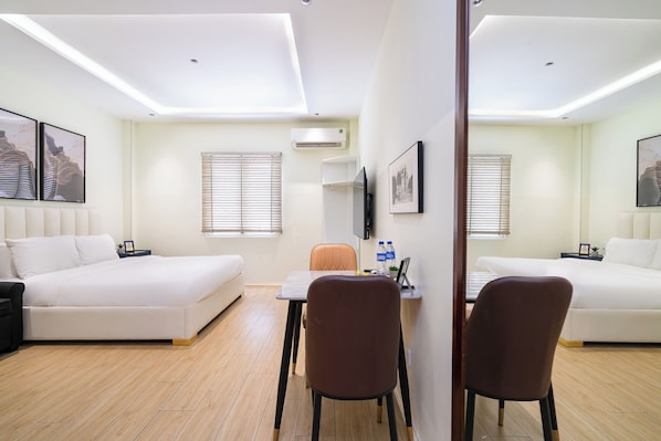 Estudio Confort, vista a la ciudad | Escritorio, tabla de planchar con plancha y wifi gratis