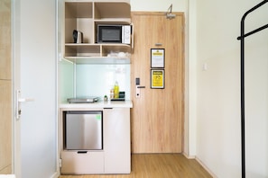 Suite estudio Deluxe, vista a la ciudad | Cocina privada | Microondas, lavavajillas y utensilios de cocina