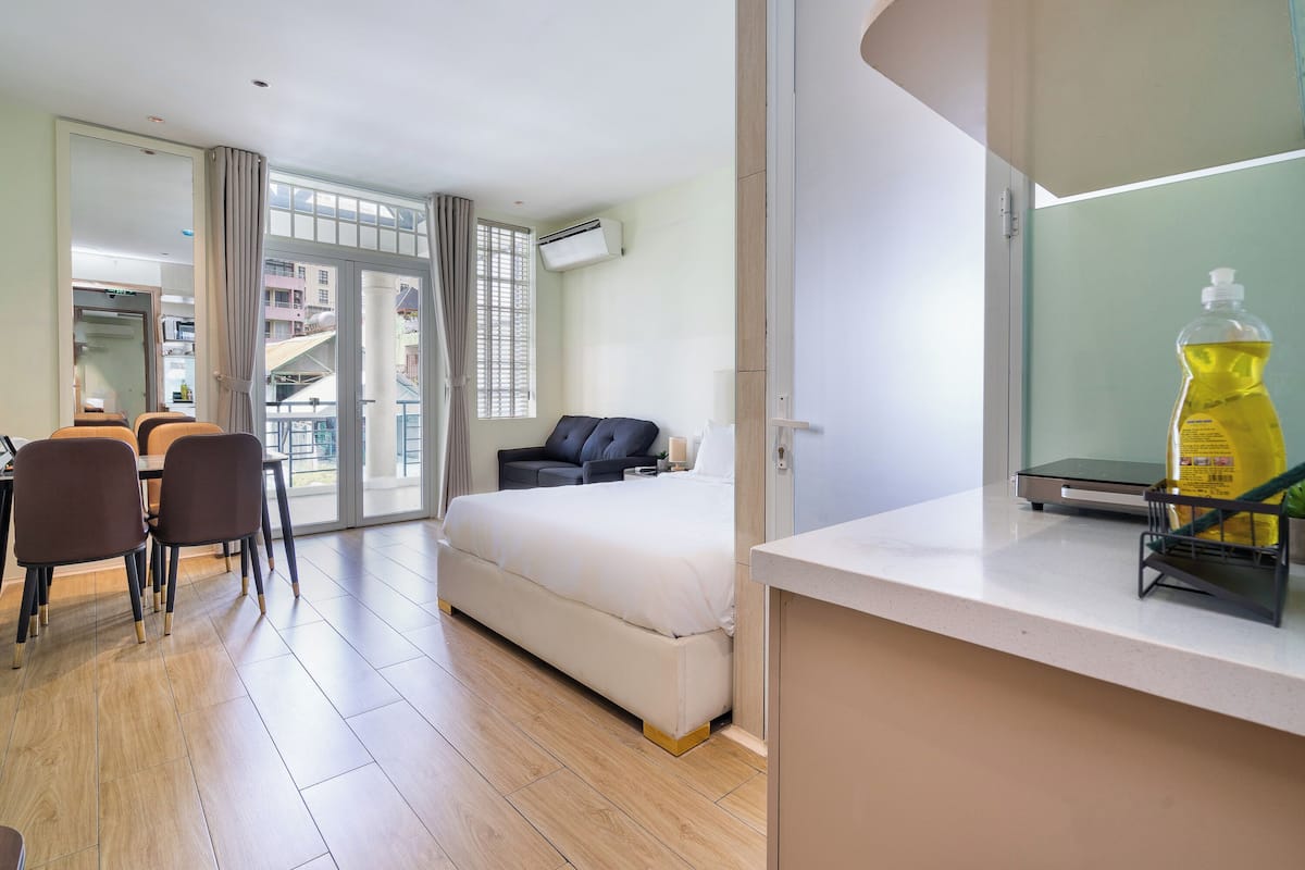 Suite estudio Deluxe, vista a la ciudad | Escritorio, tabla de planchar con plancha y wifi gratis