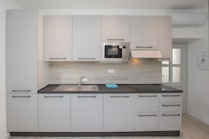 Four à micro-ondes, surface de cuisson, vaisselle et ustensiles