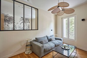 Smart TV, offices - Elegant and modern apartment Eiffel Tower (Paris)