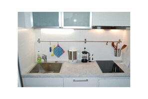 Réfrigérateur, four à micro-ondes, surface de cuisson, lave-vaisselle