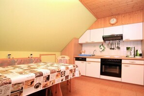 Réfrigérateur, un four, surface de cuisson, lave-vaisselle