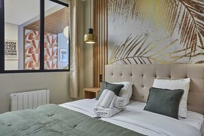 6 Schlafzimmer, Schreibtisch, Bügeleisen/Bügelbrett, Reisekinderbett