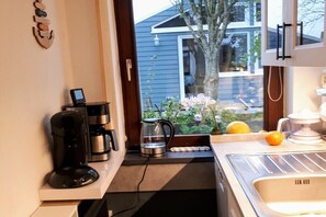 Réfrigérateur, un four, surface de cuisson, lave-vaisselle