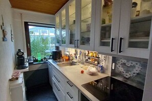 Réfrigérateur, un four, surface de cuisson, lave-vaisselle