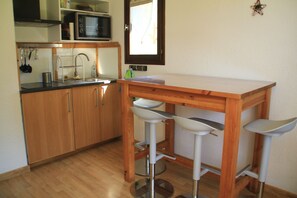 Réfrigérateur, un four, cafetière-théière, bouilloire électrique