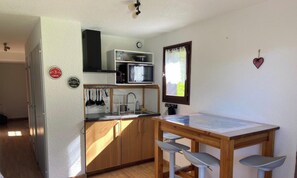 Fridge, oven, coffee/tea maker, electric kettle