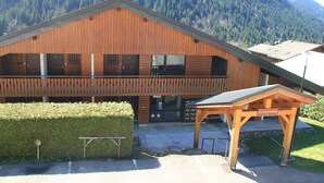 A wooden building with a balcony, a covered entrance, and a sign reading "LA TOISON BLANCHE". - Toison Blanche TBC45 COSY & Mountain 4 Pers (Châtel)