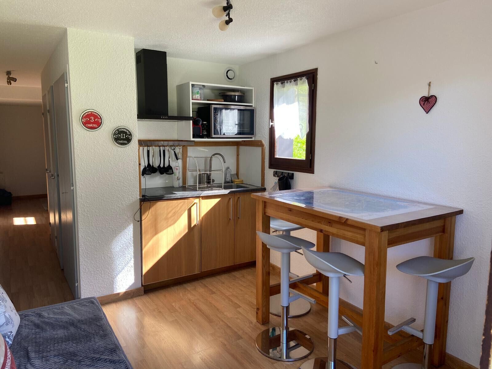 Fridge, oven, coffee/tea maker, electric kettle