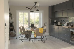 Frigorifero, forno, piano cottura, lavastoviglie