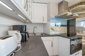 Ovn, kogeplade, opvaskemaskine, kaffe-/temaskine