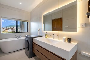 ของใช้ในห้องน้ำฟรี, ไดร์เป่าผม, รองเท้าสวมภายในห้อง, ผ้าเช็ดตัว