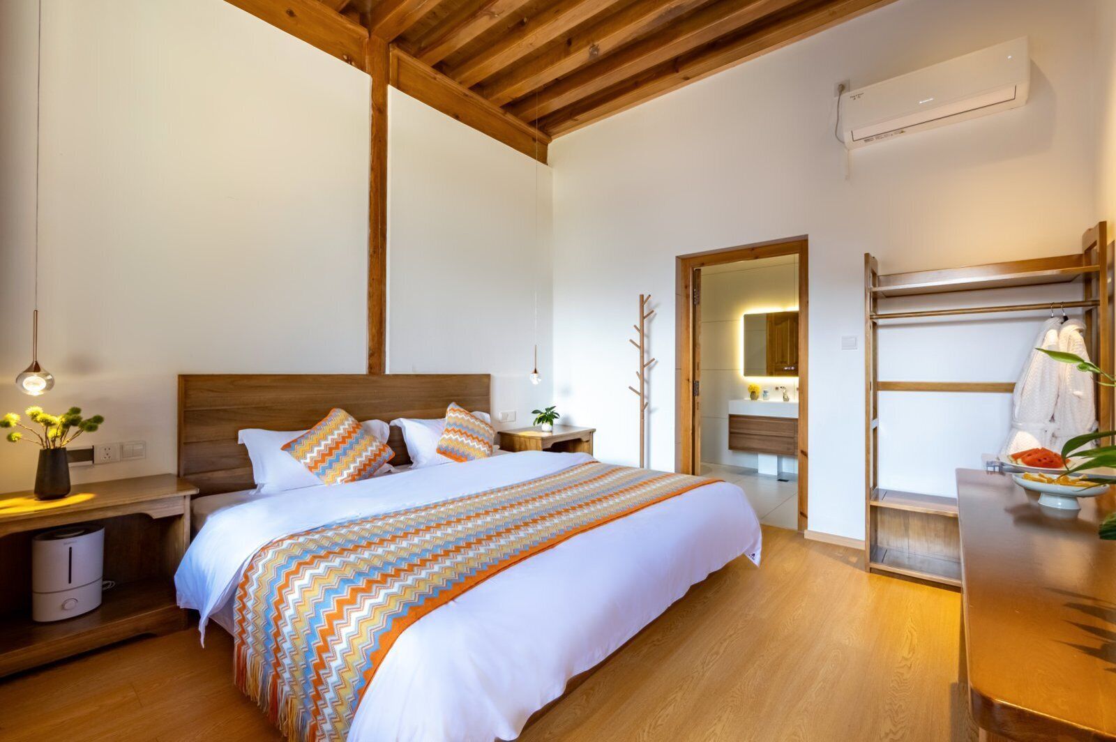 クラシック ダブルルーム コートヤードビュー | デスク、WiFi (無料)