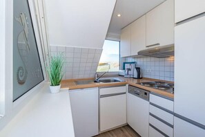 Réfrigérateur, plaque de cuisson, cafetière/bouilloire, grille-pain