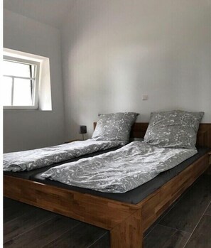 3 bedrooms, internet, bed sheets