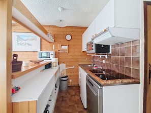 Kühlschrank, Mikrowelle, Ofen, Geschirrspüler