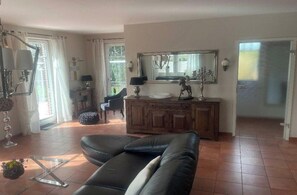 Smart-TV, DVD-Player, Bücher