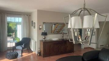 Smart-TV, DVD-Player, Bücher