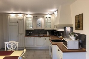 Kühlschrank, Mikrowelle, Ofen, Herdplatte