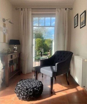 Fernseher, DVD-Player, Tischfußball