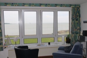 Smart TV, books, stereo