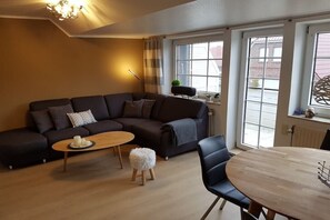 Älytelevisio, DVD-soitin, kirjoja, stereot