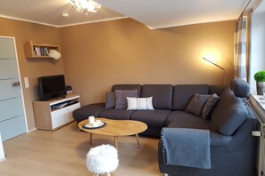 Een smart-tv, een dvd-speler, boeken en een stereo