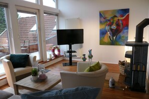 Smart-tv, pejs, dvd-afspiller, bøger