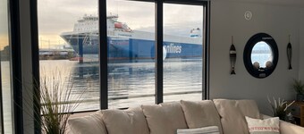 Relax on the houseboat "Hafenprinz"