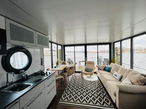 Relax on the houseboat "Hafenprinz"