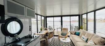 Relax on the houseboat "Hafenprinz"