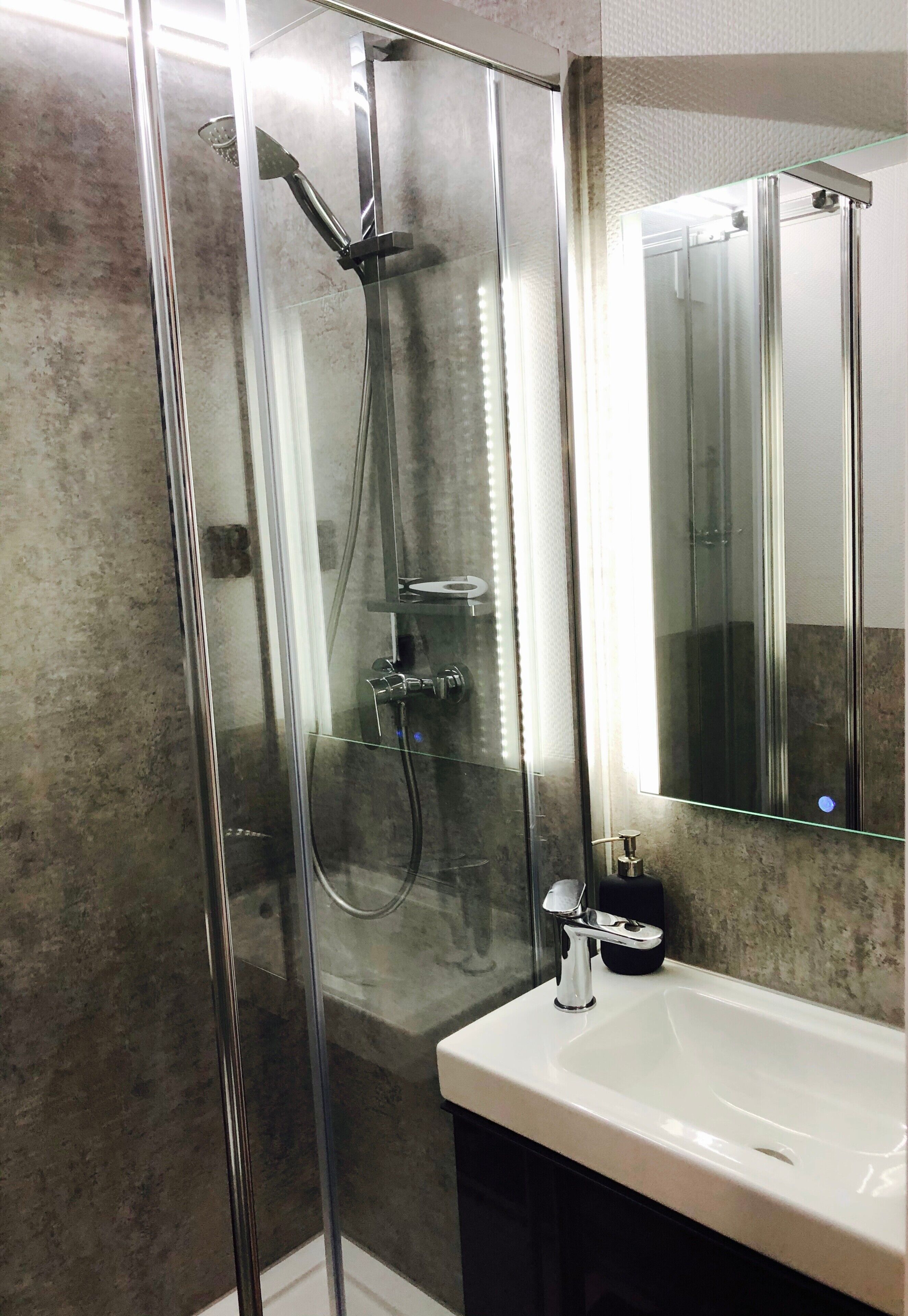 Dusch, hårtork och handdukar