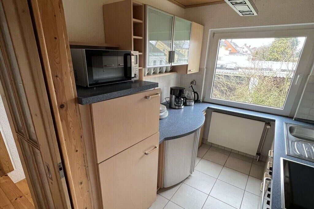 Kühlschrank, Ofen, Herdplatte, Esstisch