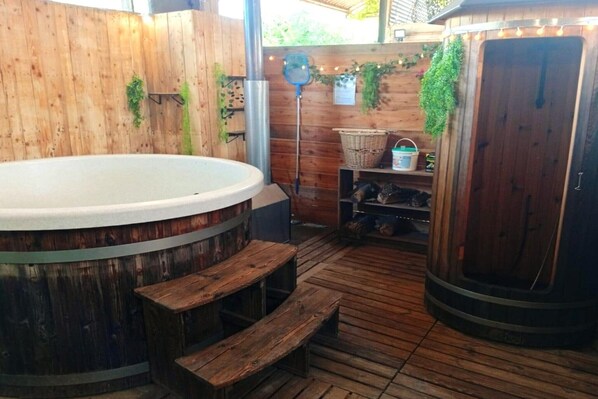Indoor spa tub - Single-storey holiday home in Heers (Heers)
