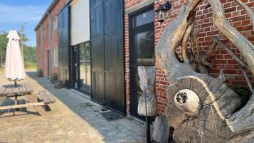 تناول الطعام بالخارج