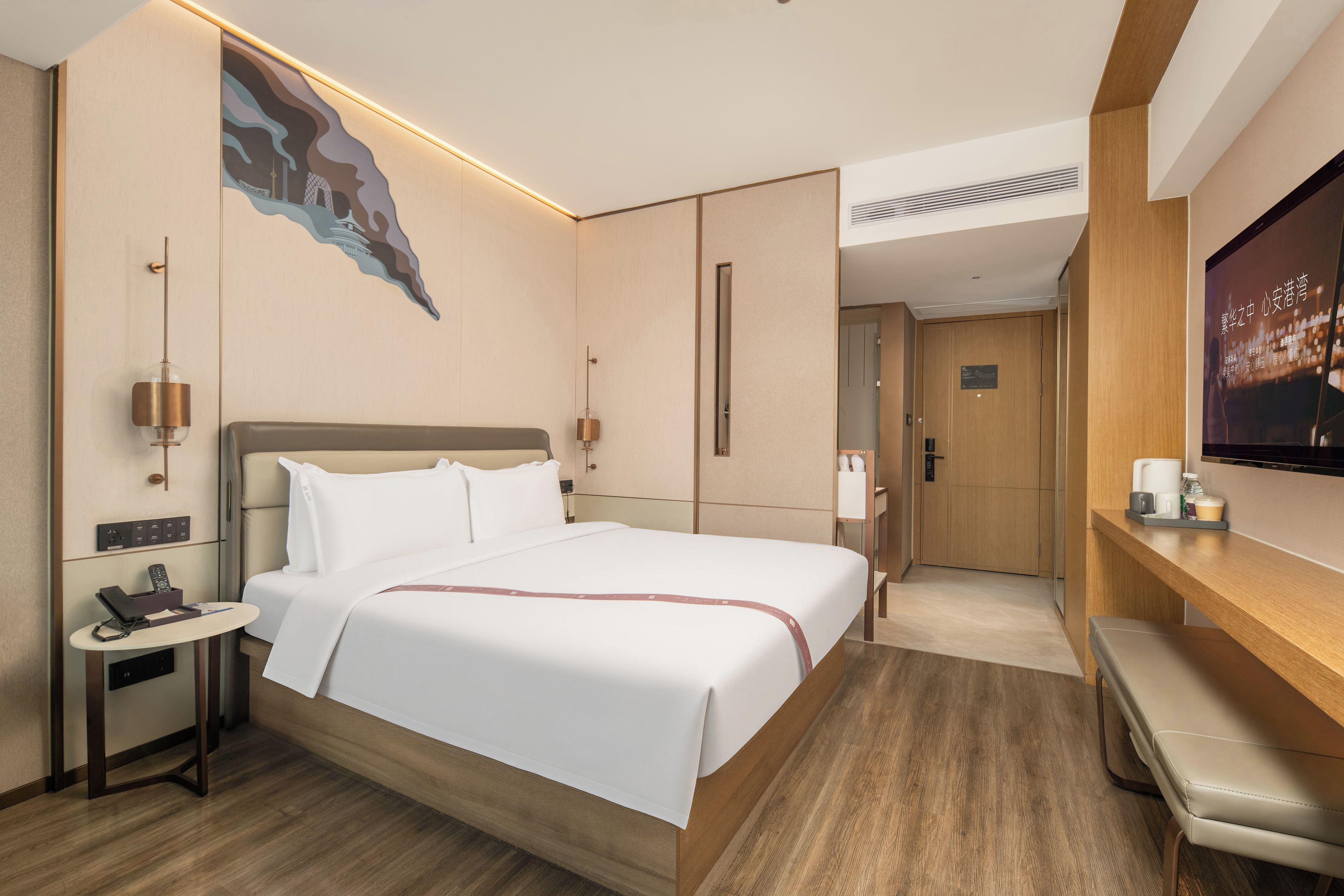 Una habitación de hotel con una cama, mesita de noche, lámpara y televisión.