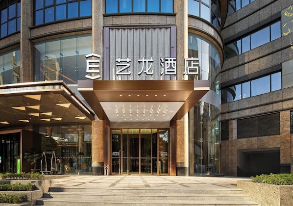 Front of property - Shanghai Elong Hotel by the Nanjing Road (Shanghai)