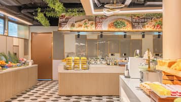 Un caffè moderno con pavimento a scacchi, un bancone in legno con vetrina e un menù appeso.