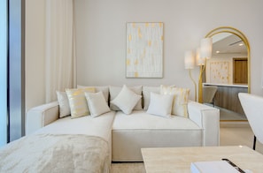 Appartement Deluxe, balcon, vue sur la marina | Aire de séjour | Téléviseur connecté de 55 po avec télévision numérique