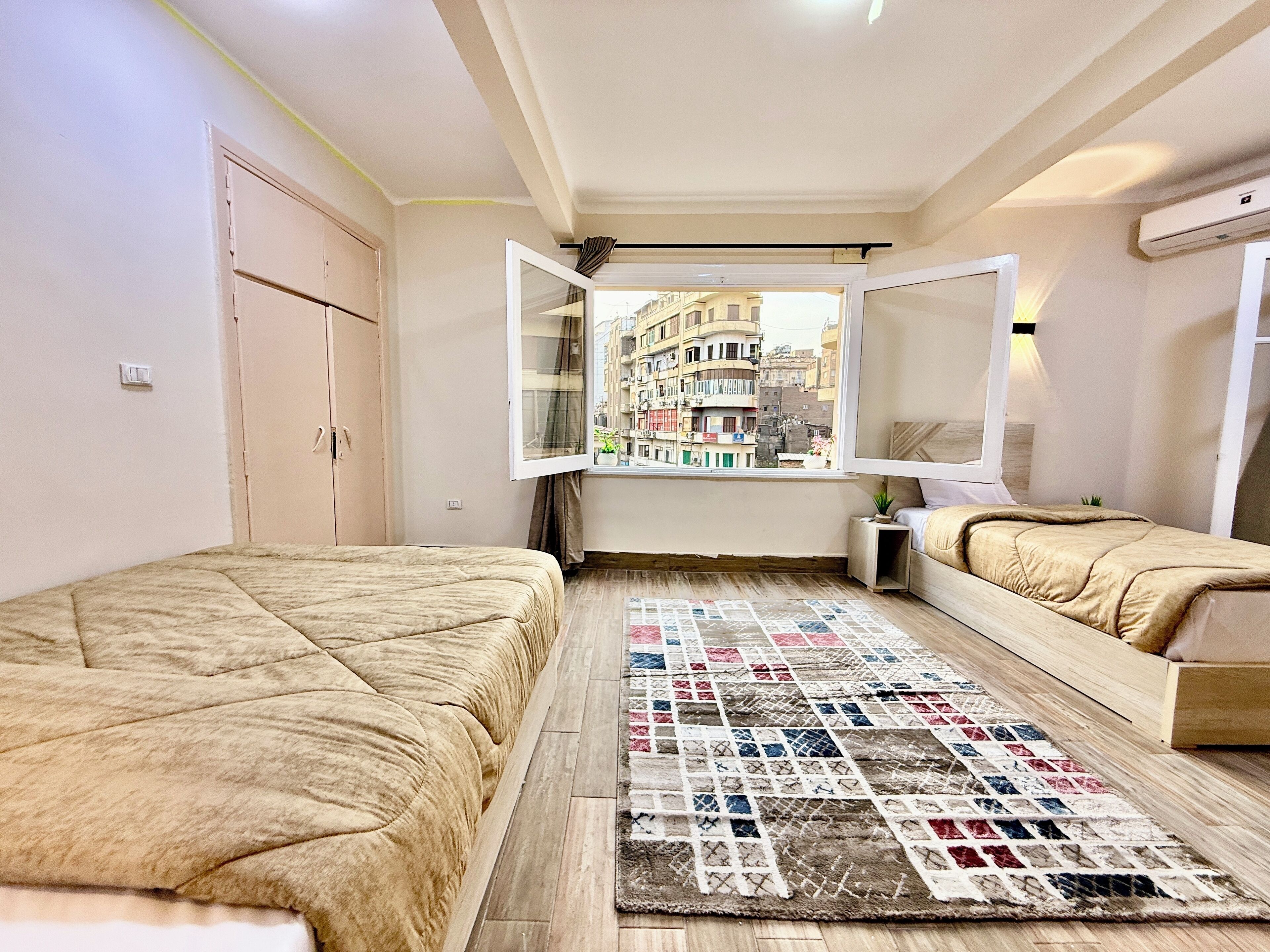 Frigobar (abastecido com itens grátis), escrivaninha