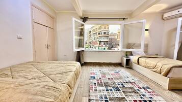 Frigobar (abastecido com itens grátis), escrivaninha