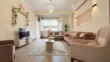 Apartament superior, 3 dormitoris, vistes a la ciutat | Sala d'estar | Televisor intel·ligent de 43 polzades amb canals digitals i Netflix