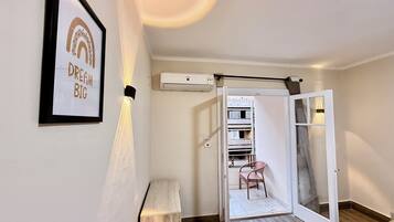 Gratis produkter i minibar, skrivbord och arbetsyta för laptop