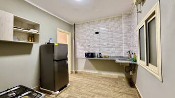 Apartament superior, 3 dormitoris, vistes a la ciutat | Cuina privada | Frigorífic gran, microones, placa de cuina i cafetera exprés