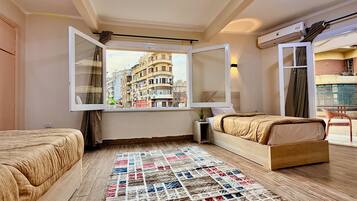 LÀgenhet Superior - 3 sovrum - utsikt mot staden | Gratis produkter i minibar, skrivbord och arbetsyta för laptop